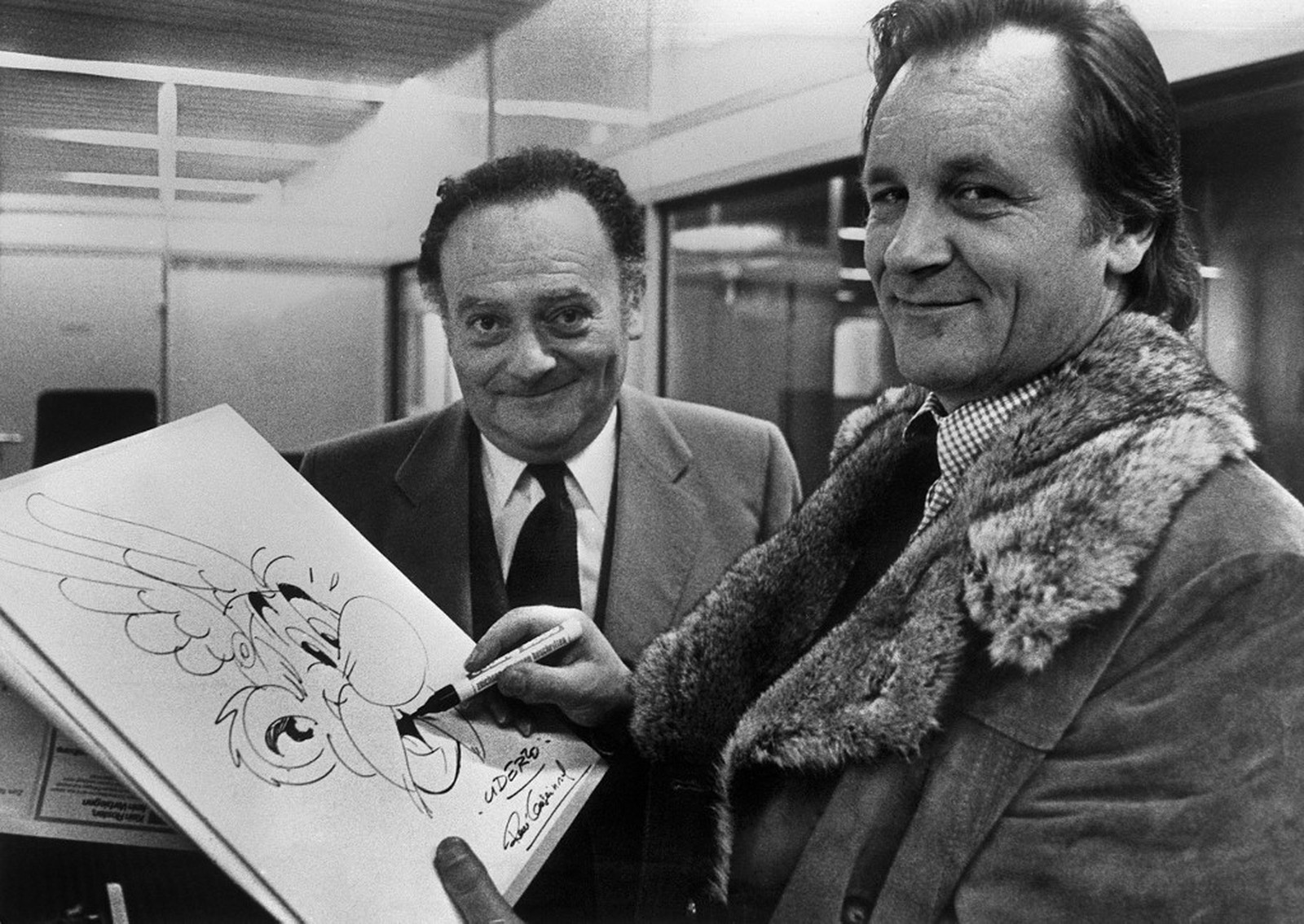Albert autografando um de seus desenhos do personagem Asterix