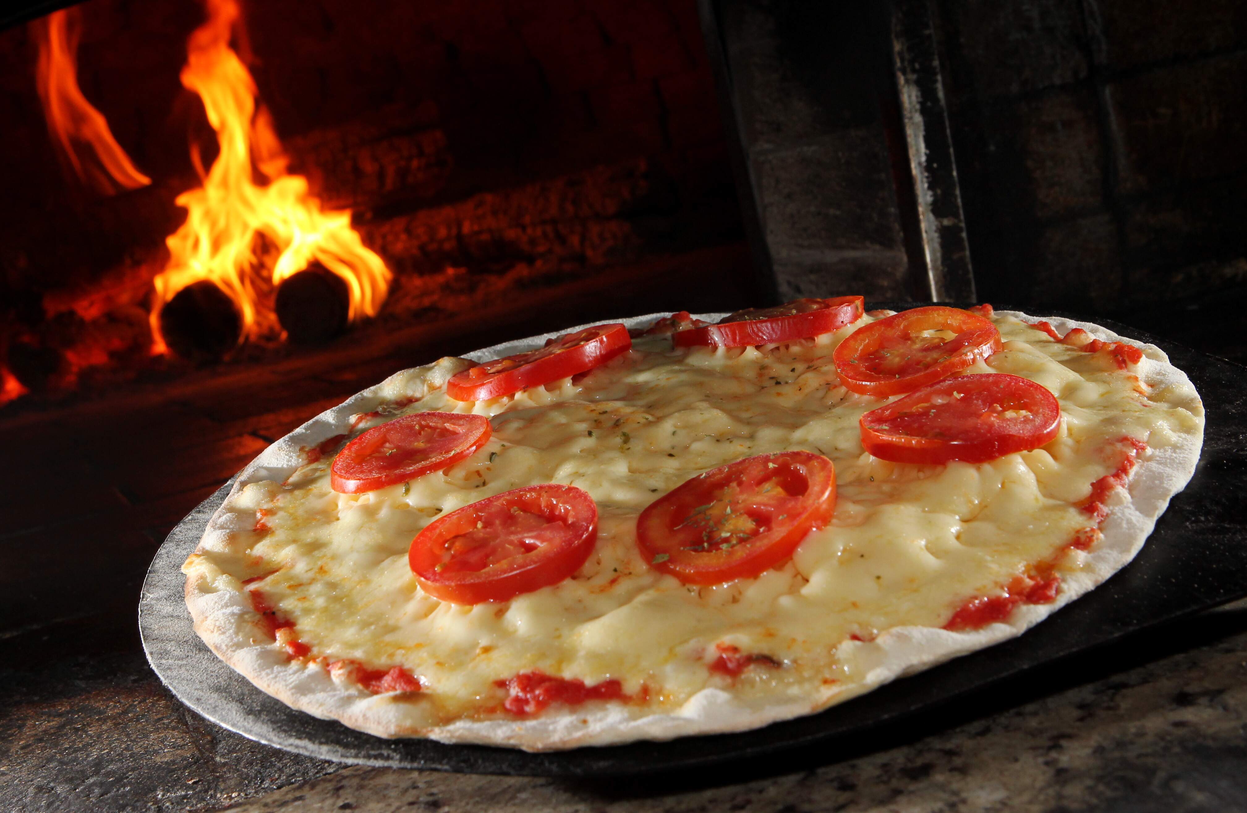 Pizzas do Van Gogh, que está completando 25 anos este mês e criou promoções para entrega e drive thru  