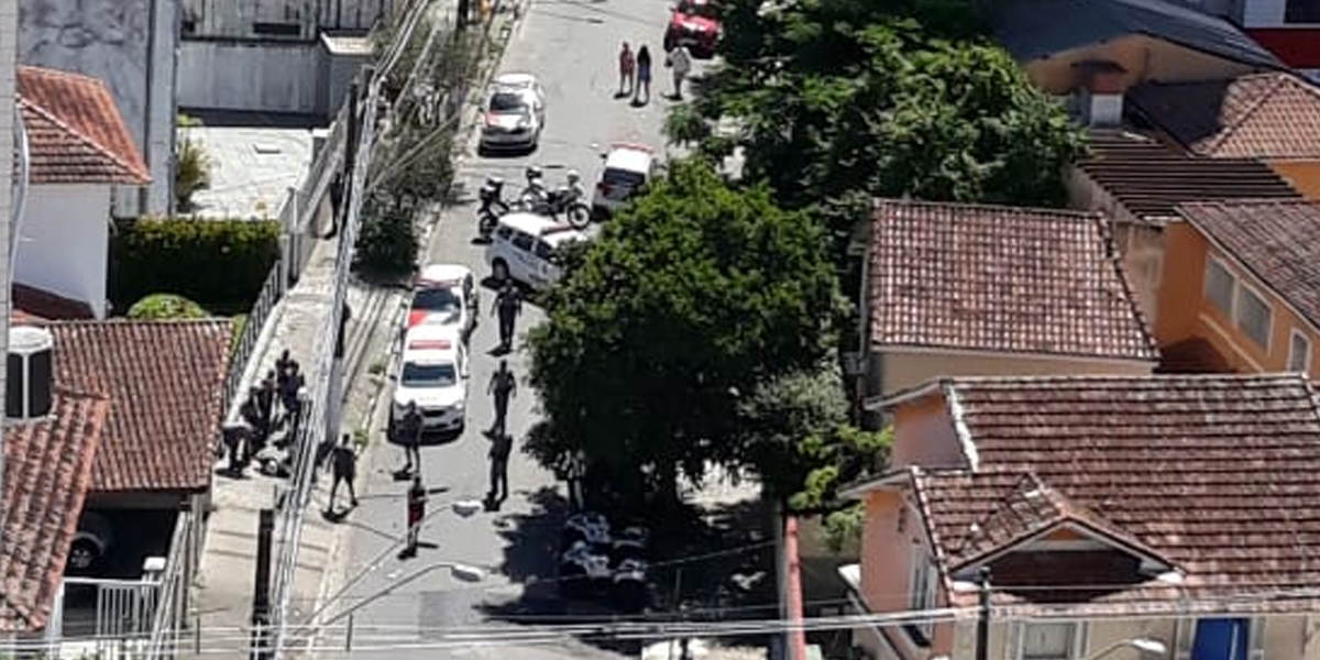 Suspeito foi baleado na perna e detido na Rua Freitas Guimarães, em São Vicente