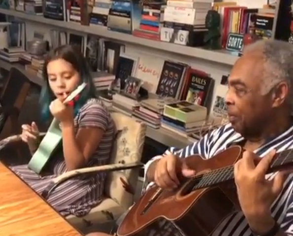 No vídeo, publicado nas redes sociais de Gil, é possível ver ele e a neta tocando violão
