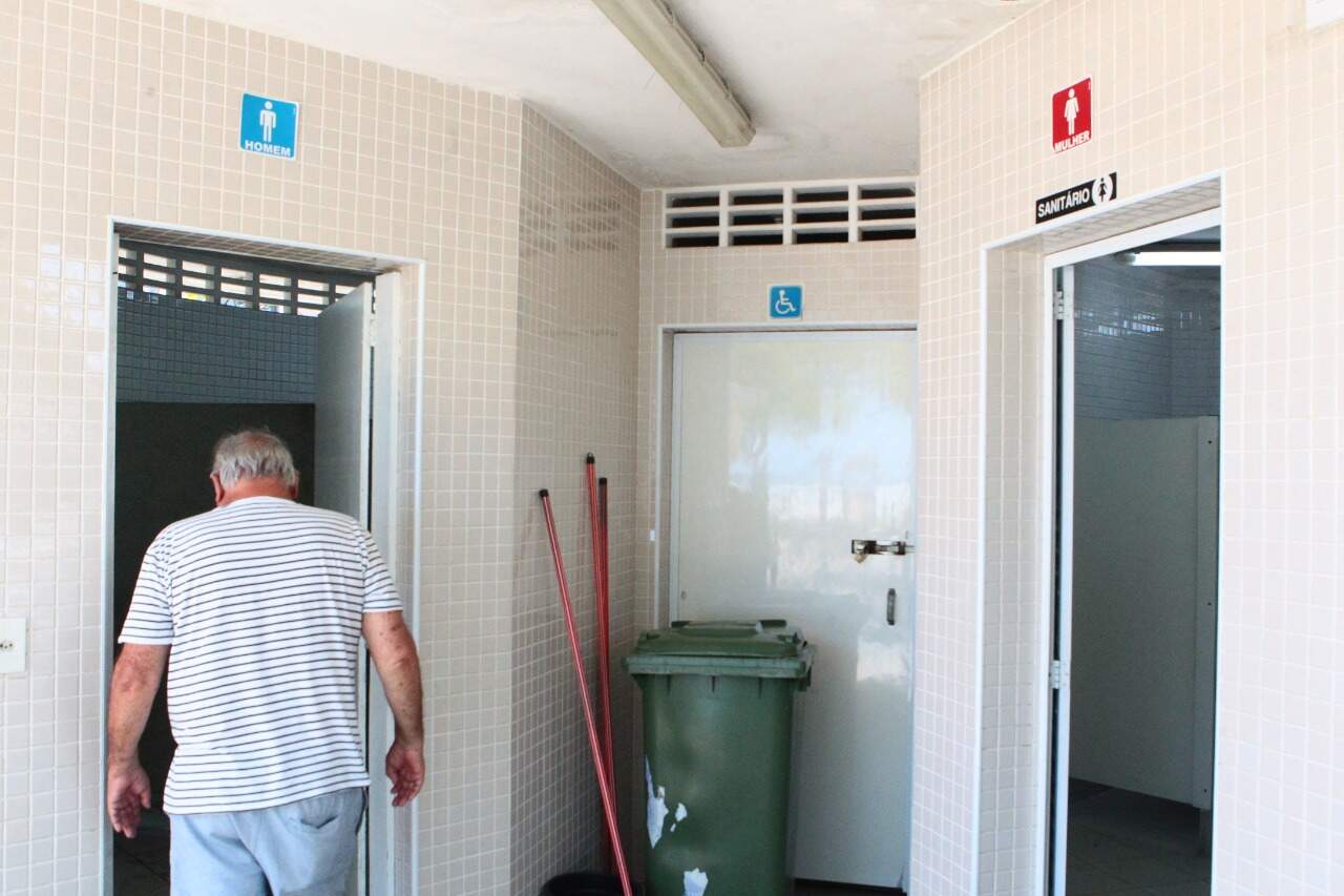 Com acesso restrito às praias, banheiros públicos da orla foram interditados em Santos