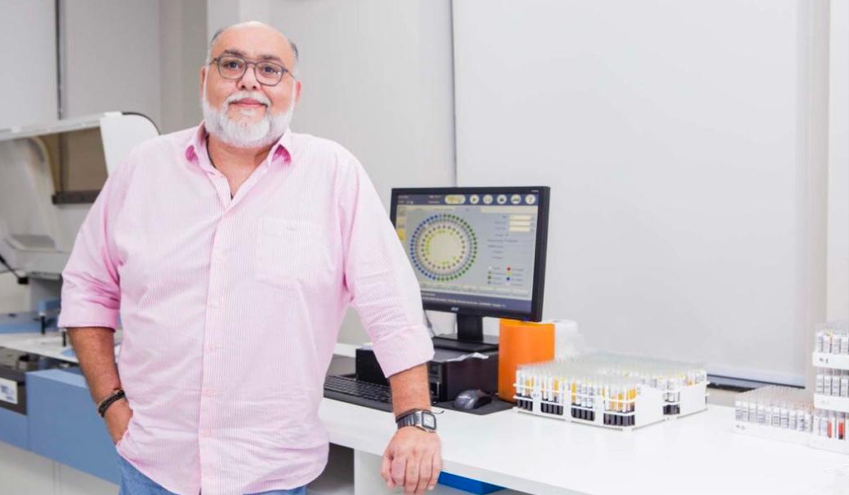Dr. Carlos Eduardo, do laboratório Cellula Mater, explica como é realizada identificação