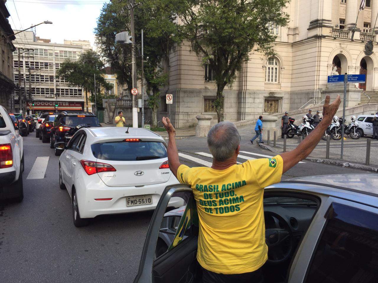 Grupo de comerciantes promove 'buzinaço' em Santos contra fechamento de estabelecimentos