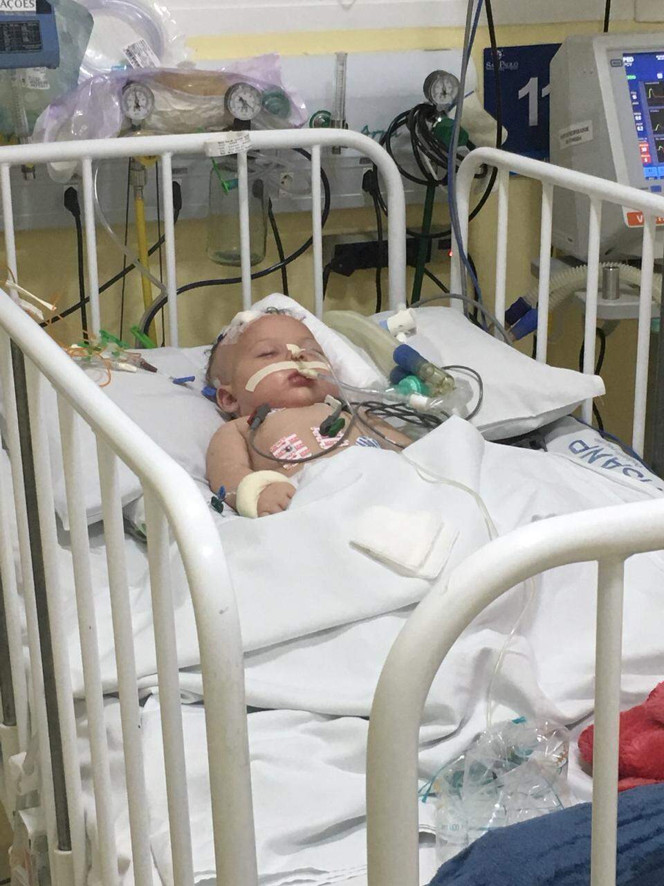 A pequena está internada na UTI de um hospital de São Paulo há mais de 20 dias