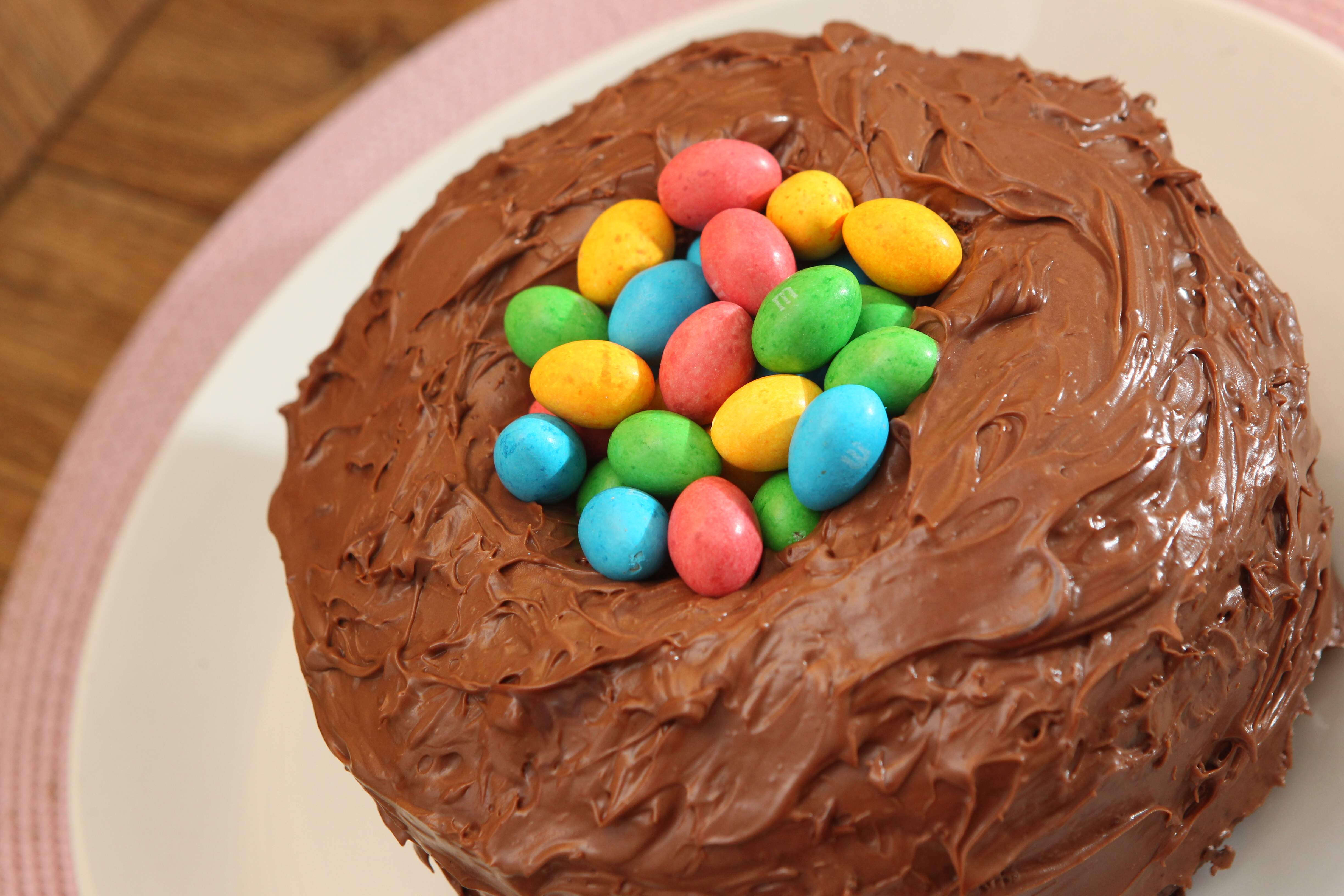 Este bolo imita um ninho cheio de ovinhos coloridos