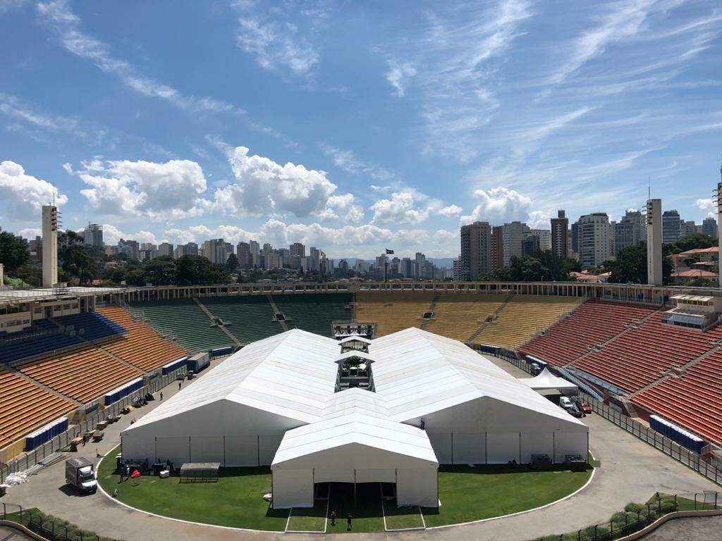 Duas tendas foram montadas no gramado do estádio em um espaço de seis mil metros quadrados