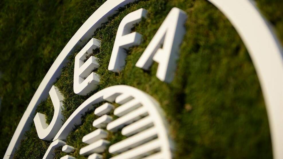 Competições, incluindo a Liga dos Campeões e a Liga Europa, foram suspensas no mês passado