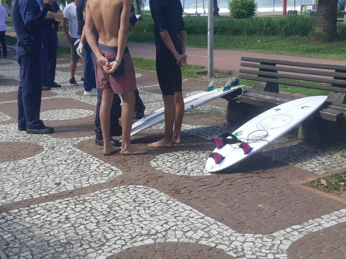 Surfistas têm pranchas apreendidas na Praia do Boqueirão, em Santos 