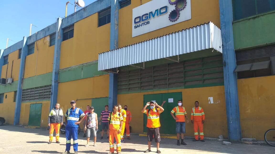 Estivadores estiveram em frente ao Posto de Escalação 3, do OGMO, em Santos