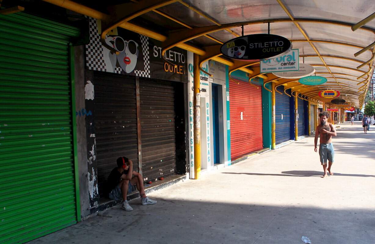 Comércio com as portas fechadas durante a quarentena em São Vicente