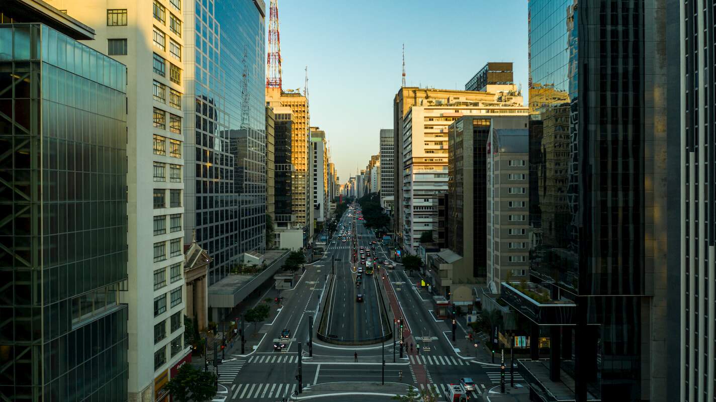 Movimentação na Avenida Paulista com lojas fechadas e transito aberto em São Paulo