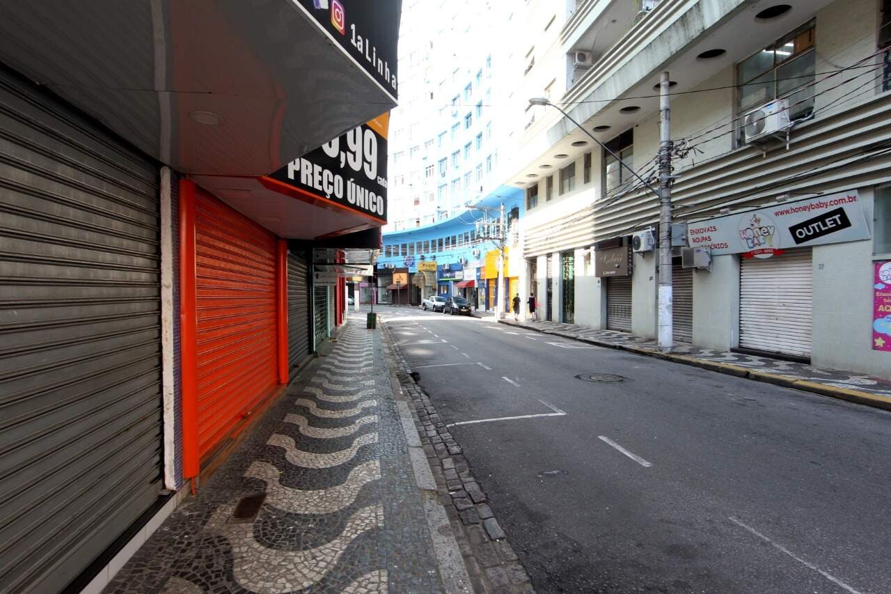 No Gonzaga, em Santos, assim como na maioria das cidades da região, o comércio continua fechado