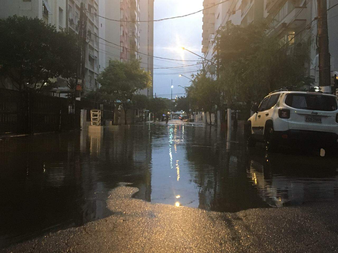 Ruas em Santos ficaram alagadas nesta quarta-feira 
