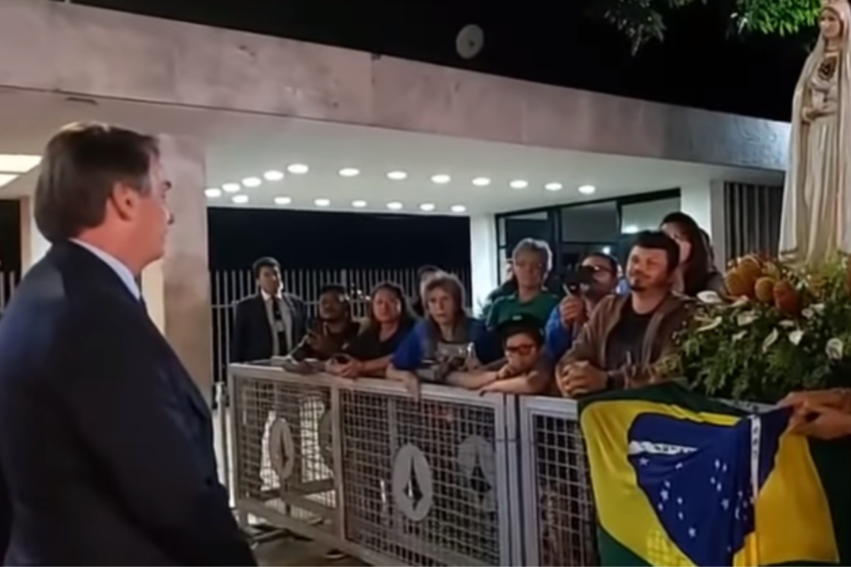 Jair Bolsonaro e grupo de religiosos em frente ao Palácio da Alvorada nesta quarta (8)