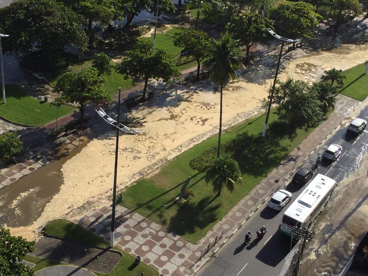 Avenida da praia, em Santos, completamente coberta pela água do mar nesta quinta-feira