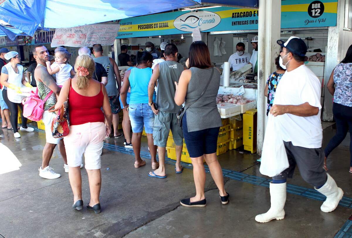 Na véspera do feriado, pessoas se aglomeraram no Mercado de Peixes de Santos