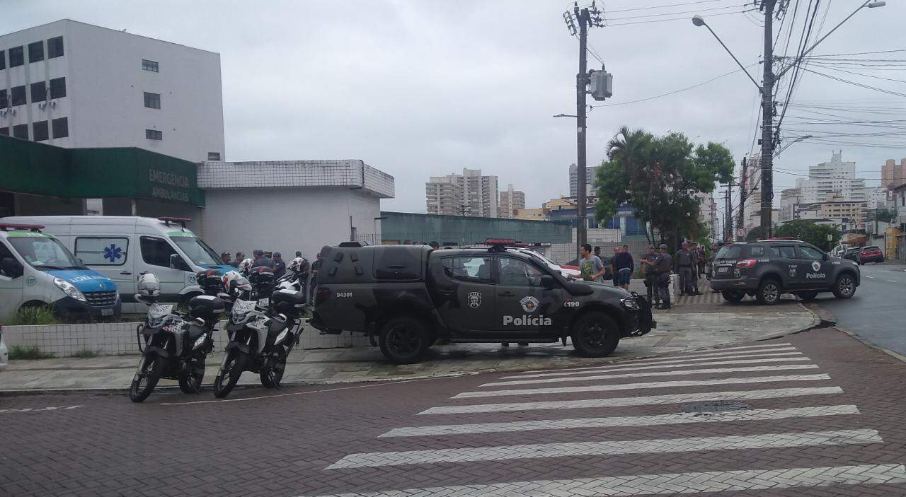 Policiais baleados foram removidos ao Hospital Irmã Dulce, em Praia Grande, e passam bem