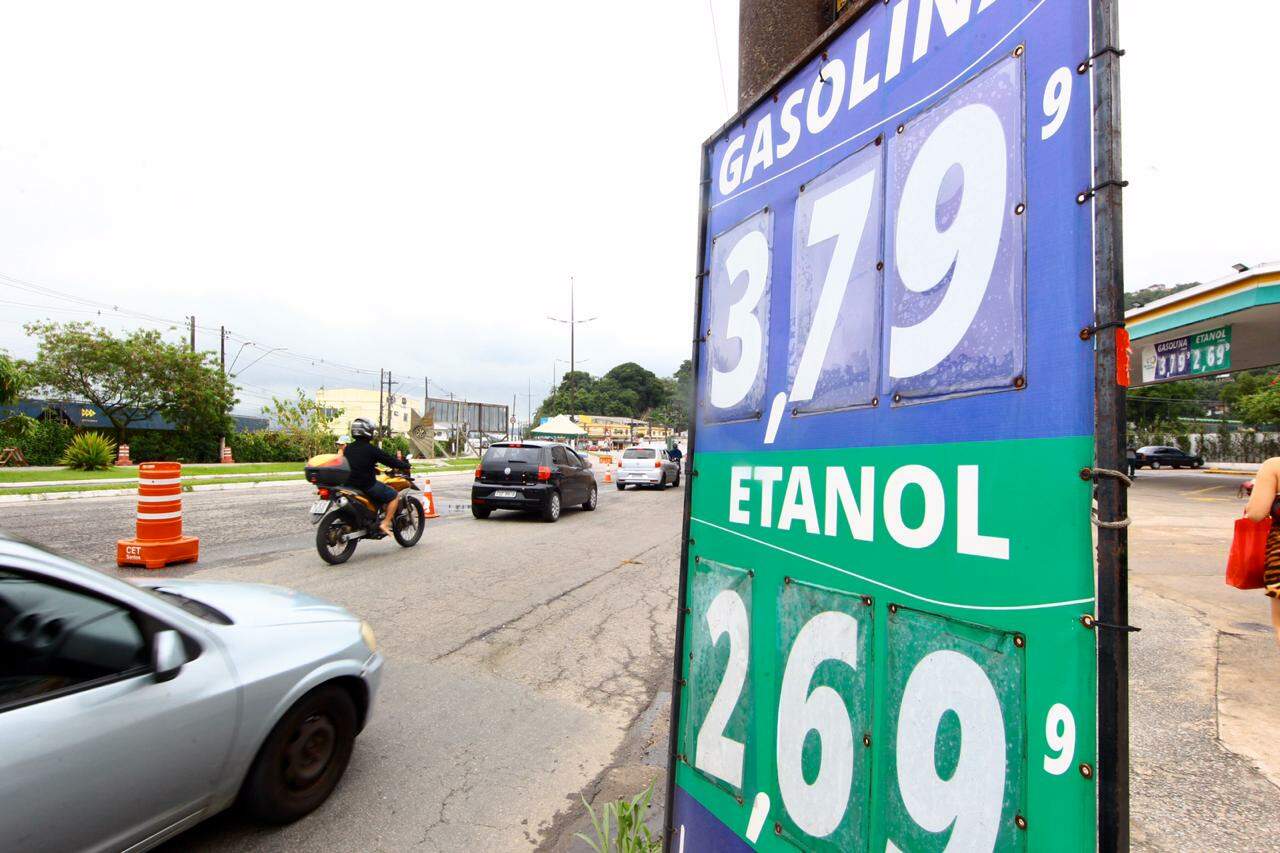 Em Santos, é possível encontrar a gasolina a R$ 3,79 o litro; em março o valor chegou a R$ 4,49,