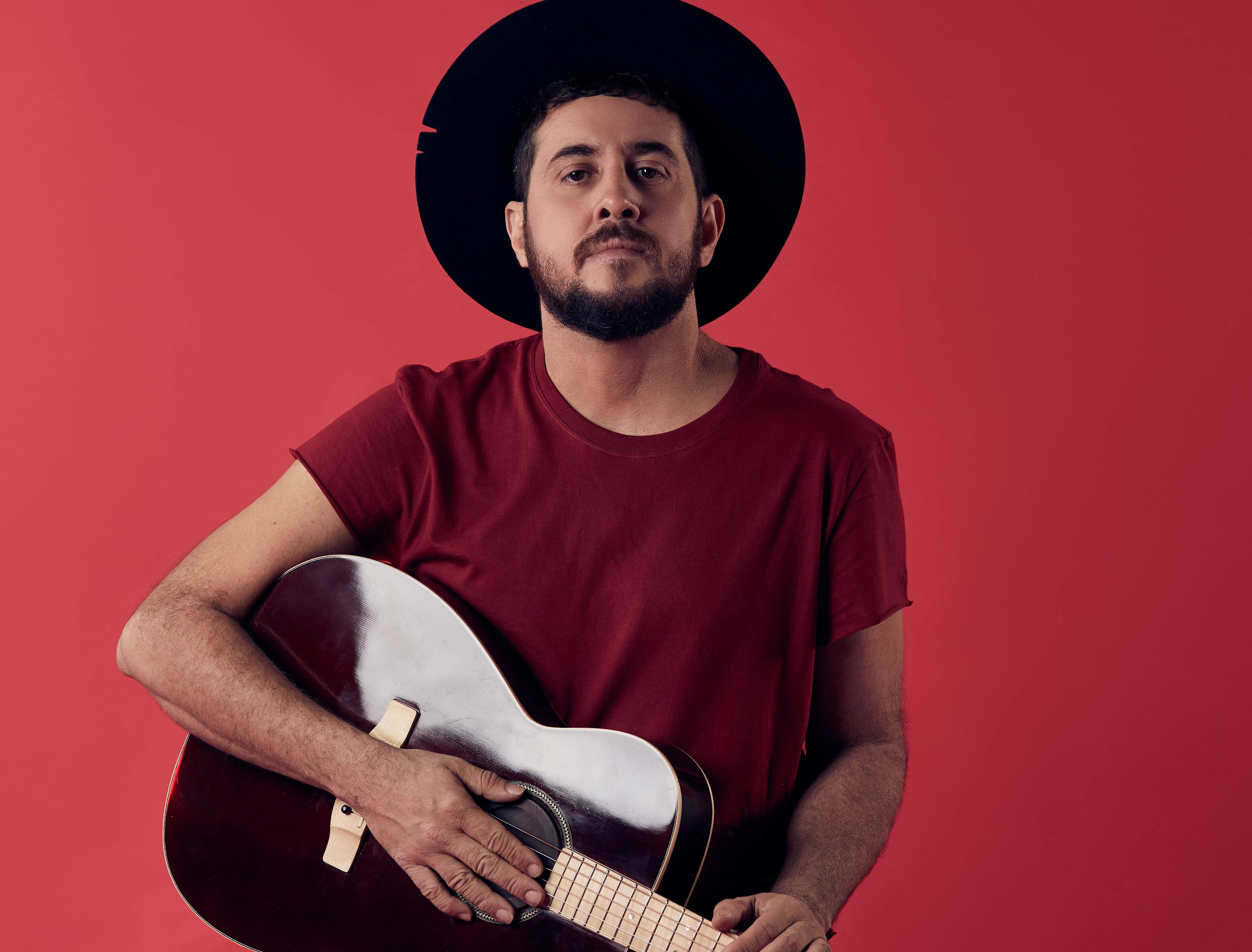 Vocalista do Barão Vermelho, Rodrigo Suricato é uma das atrações de festivais online