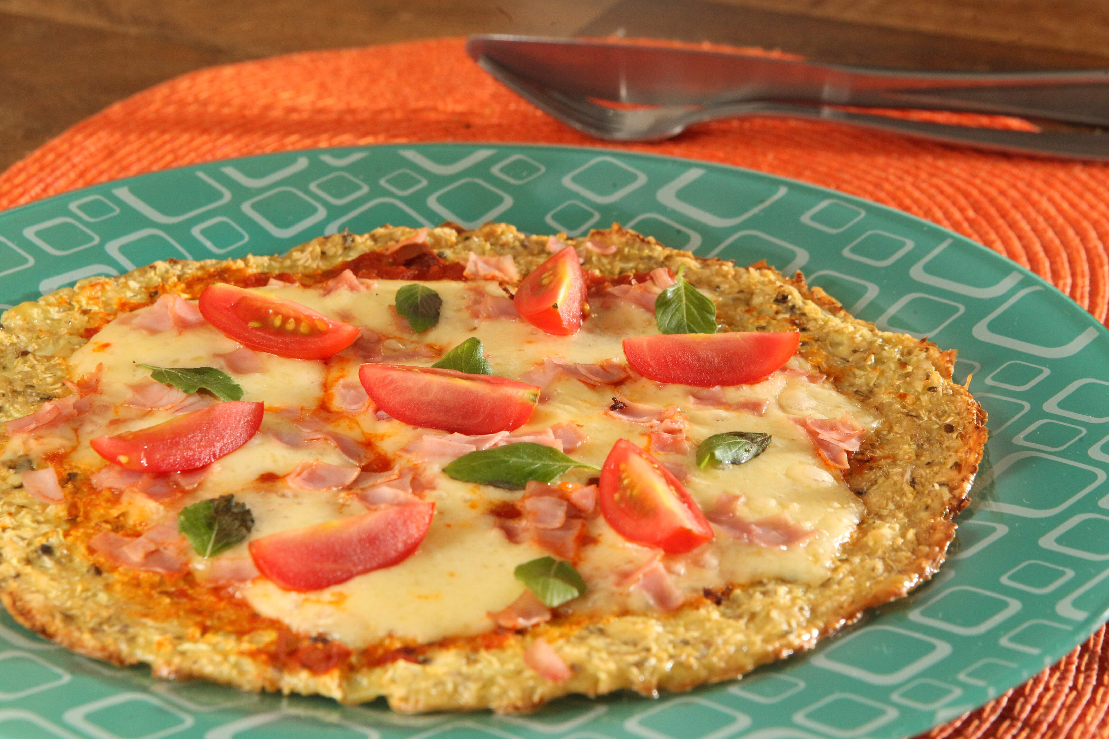 Pizza com massa de couve-flor, fica com a base crocante e deliciosa
