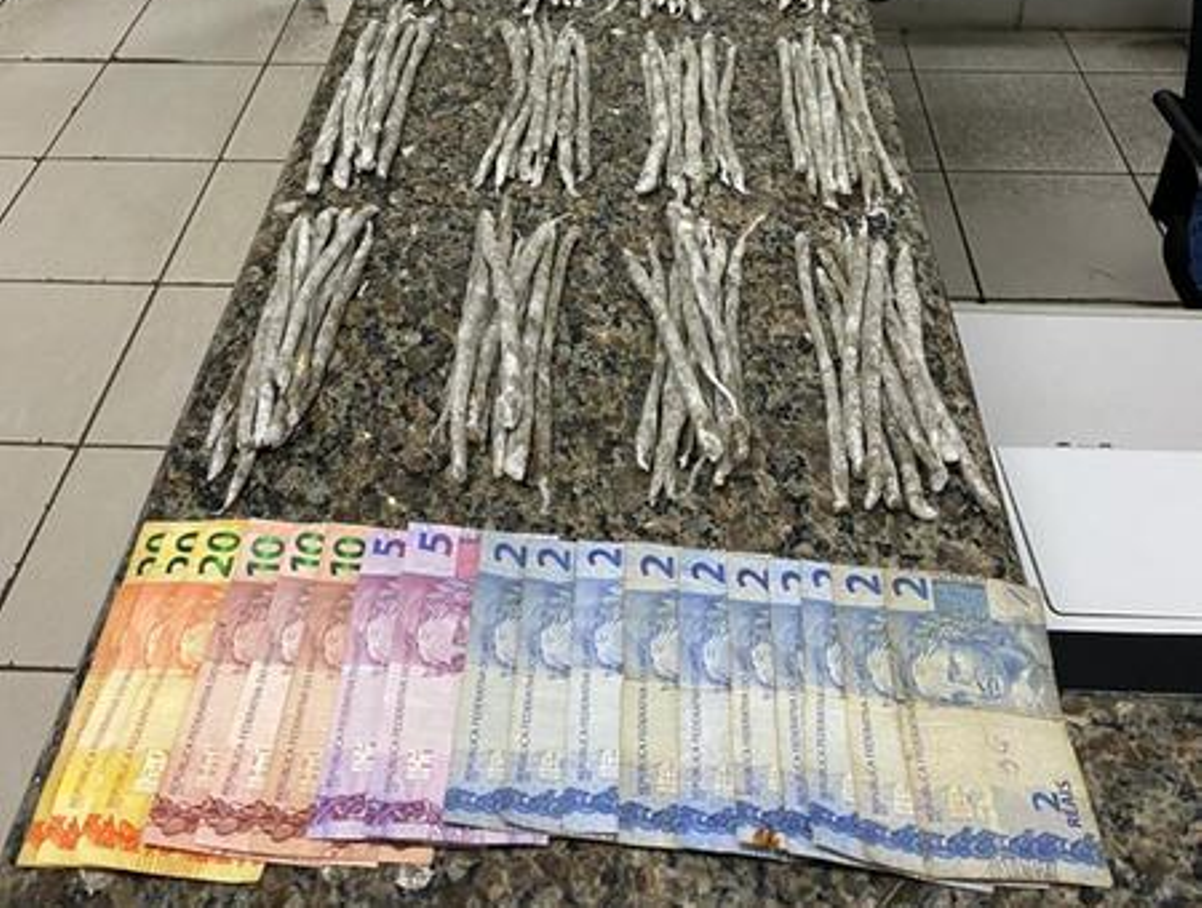 Policiais ainda apreenderam R$ 264 em dinheiro com a dupla