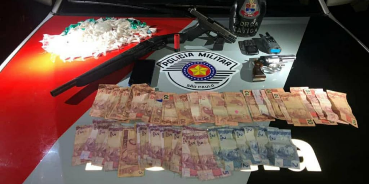 Dinheiro, armas e drogas apreendidas na ação policial na madrugada desta sexta-feira (17)