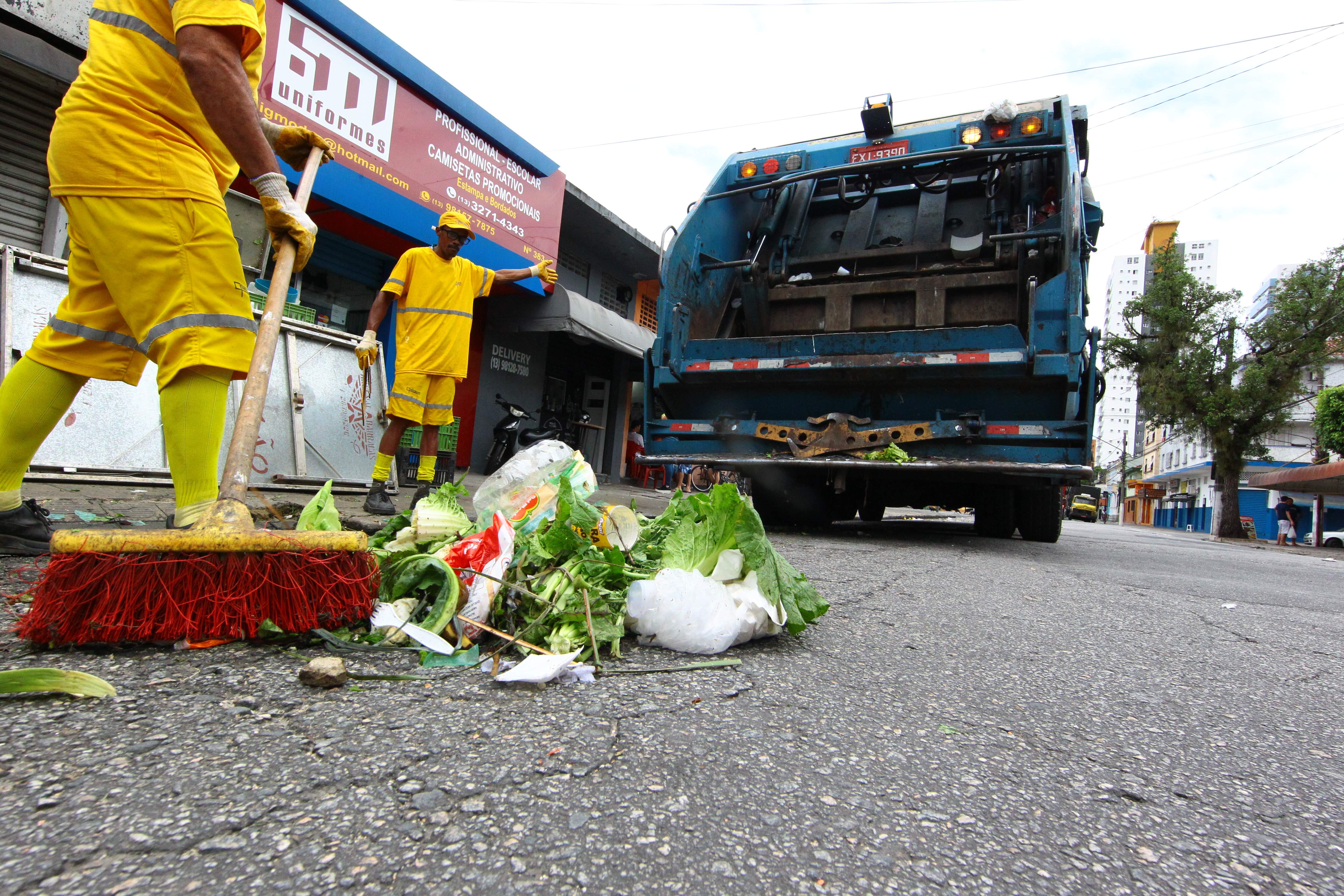 Lixo domiciliar diminuiu em Santos, mas cresceu a coleta dos detritos deixados depois das feiras