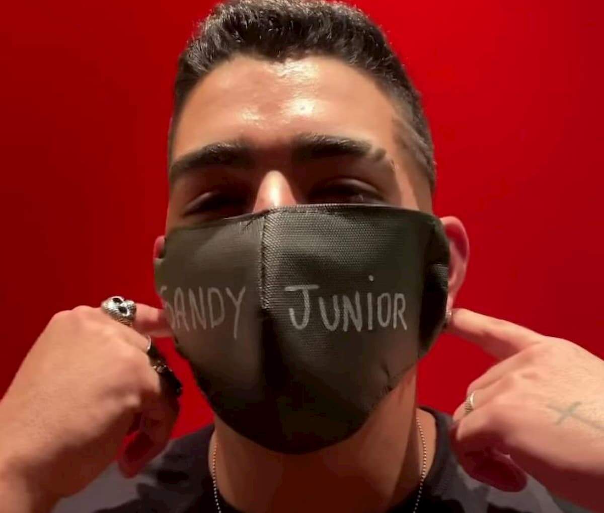 Fã da dupla, Dilsinho usa máscara de proteção escrito 'Sandy e Junior'