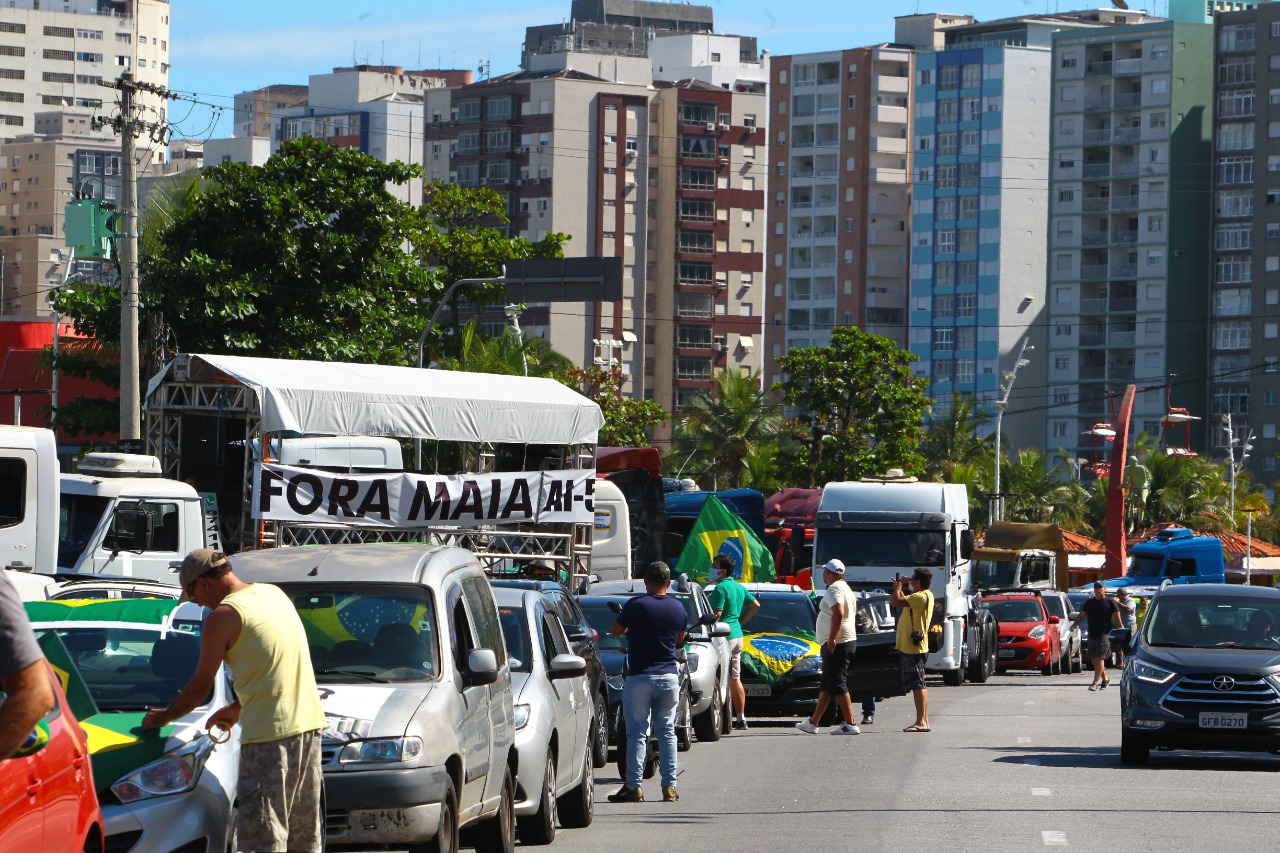Motoristas e caminhoneiros percorreram a Avenida da praia, em Santos e em São Vicente 