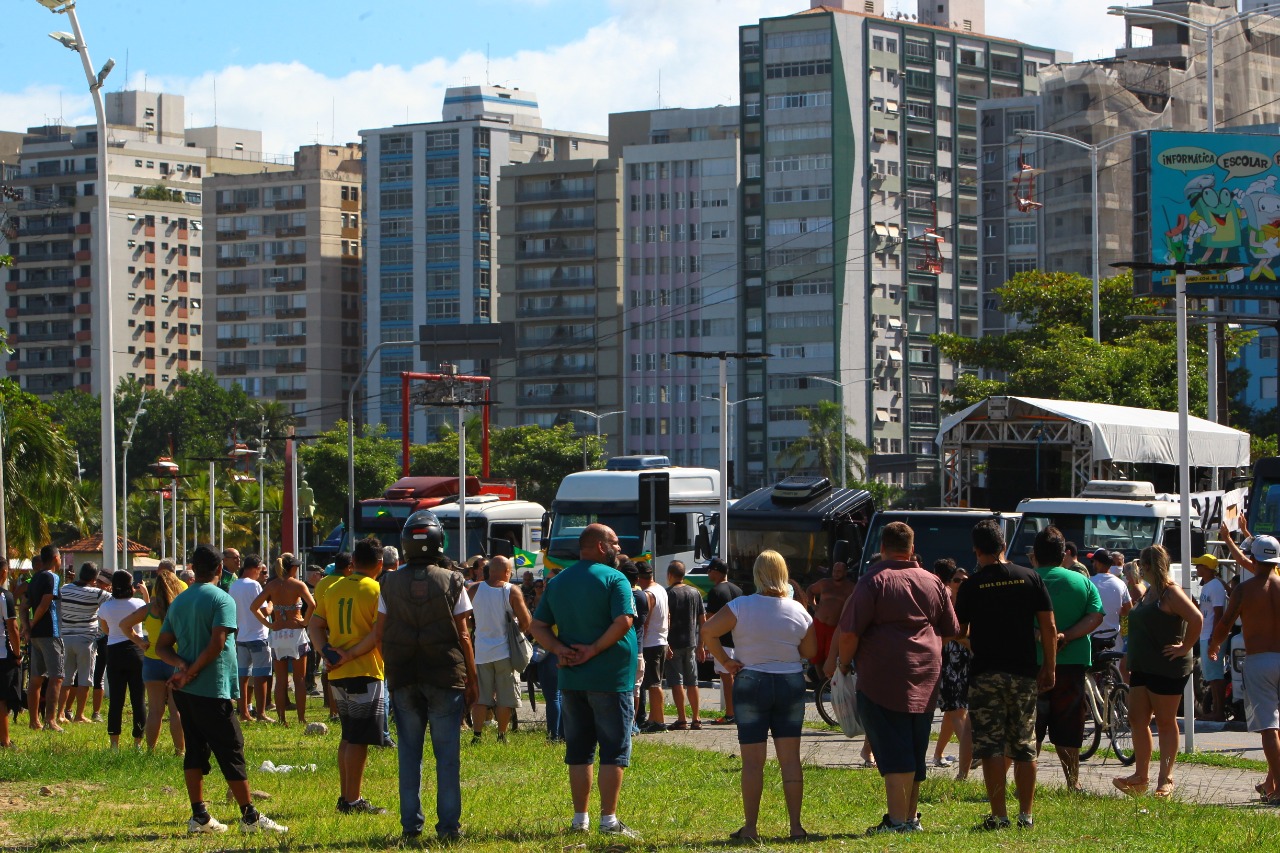 Manifestantes fizeram concentração na orla do Itararé, em São Vicente