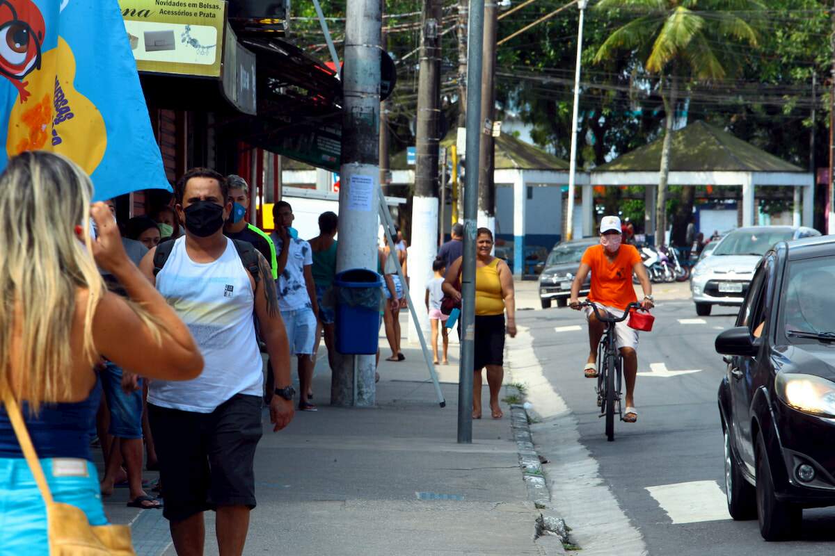 Clientes usam máscaras em meio às lojas já abertas na Avenida Santos Dumont, em Vicente de Carvalho