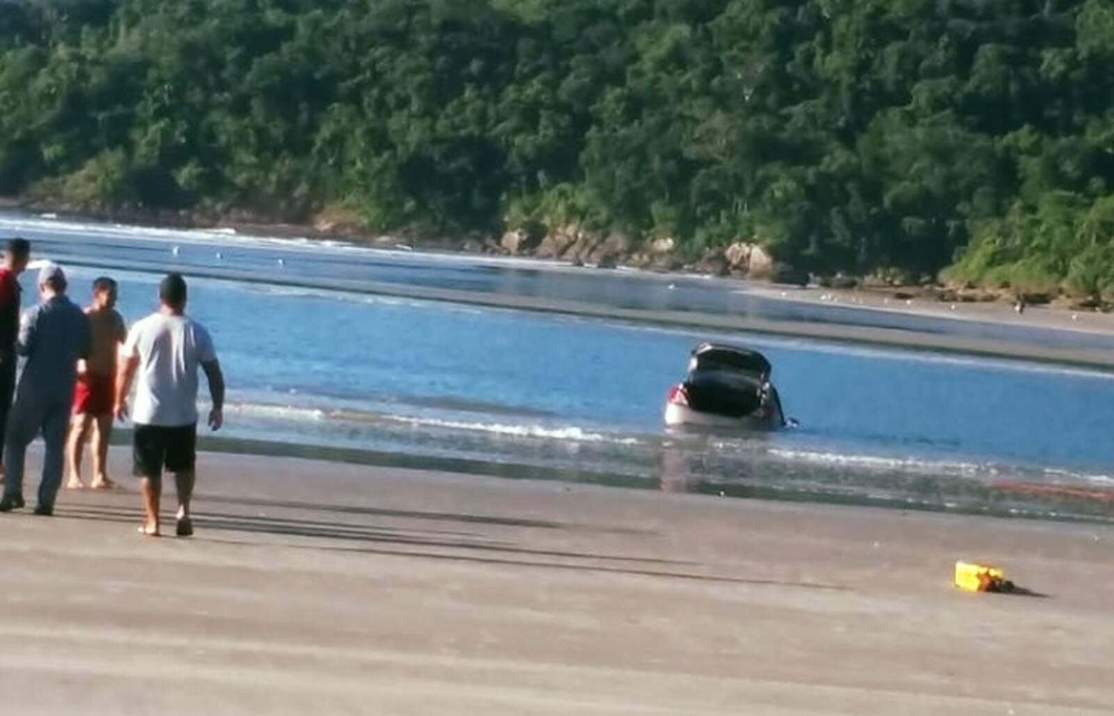 Motorista morreu afogado, dentro do seu carro, na Praia do Guaraú, em Peruíbe