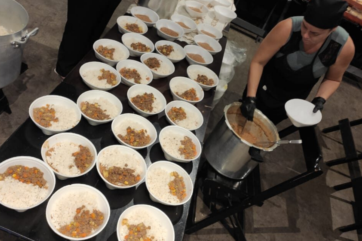 Restaurante produz refeições com ajuda dos moradores