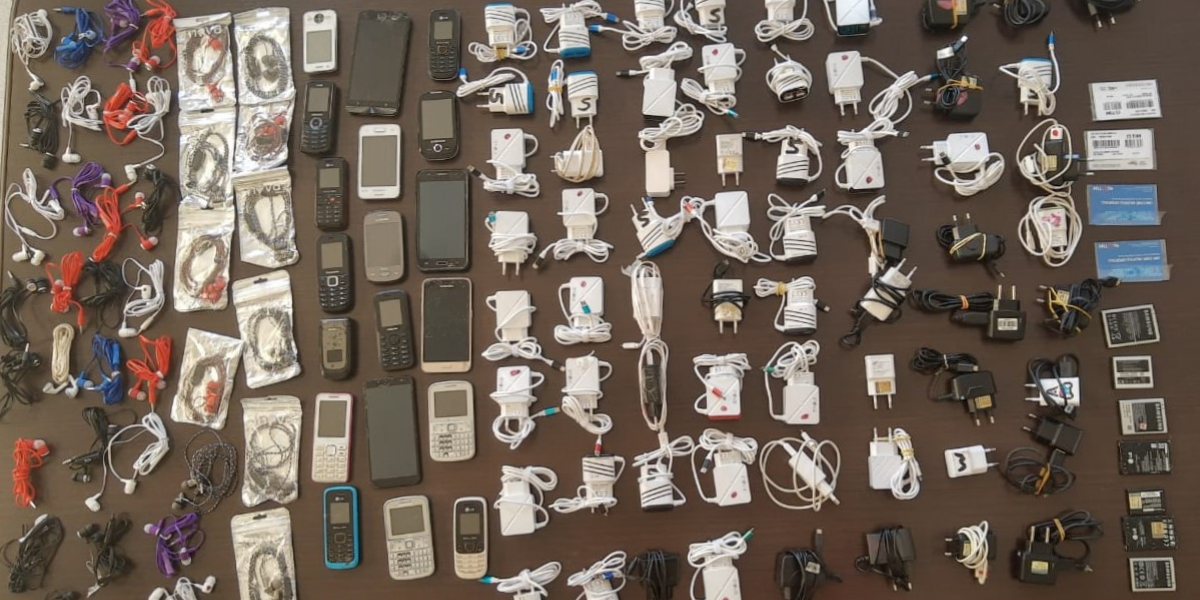 134 aparelhos eletrônicos foram apreendidos nos arredores do CPP de Mongaguá