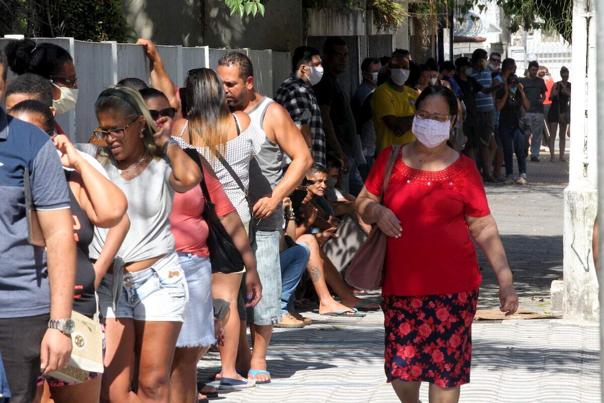 No Centro de São Vicente, maioria das pessoas não utilizava máscaras nesta segunda