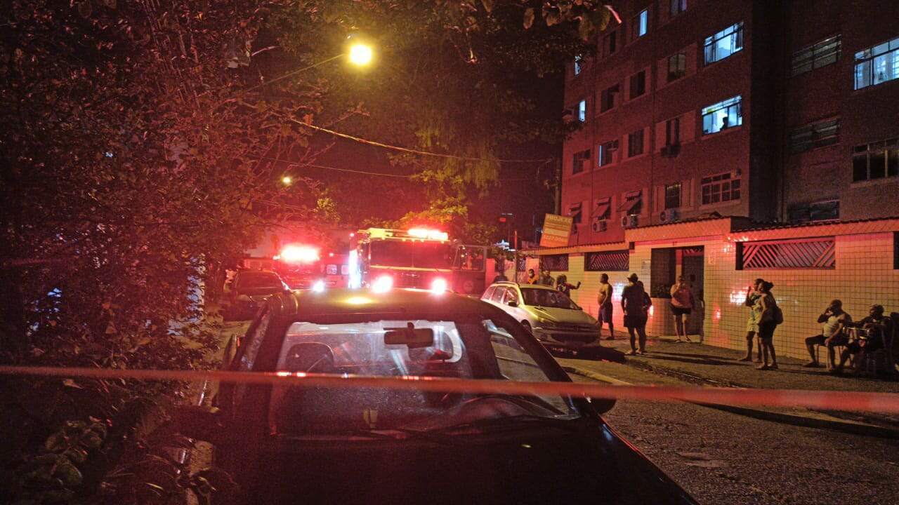 Bombeiros foram acionados para atender incêndio dentro de apartamento na Encruzilhada, em Santos 
