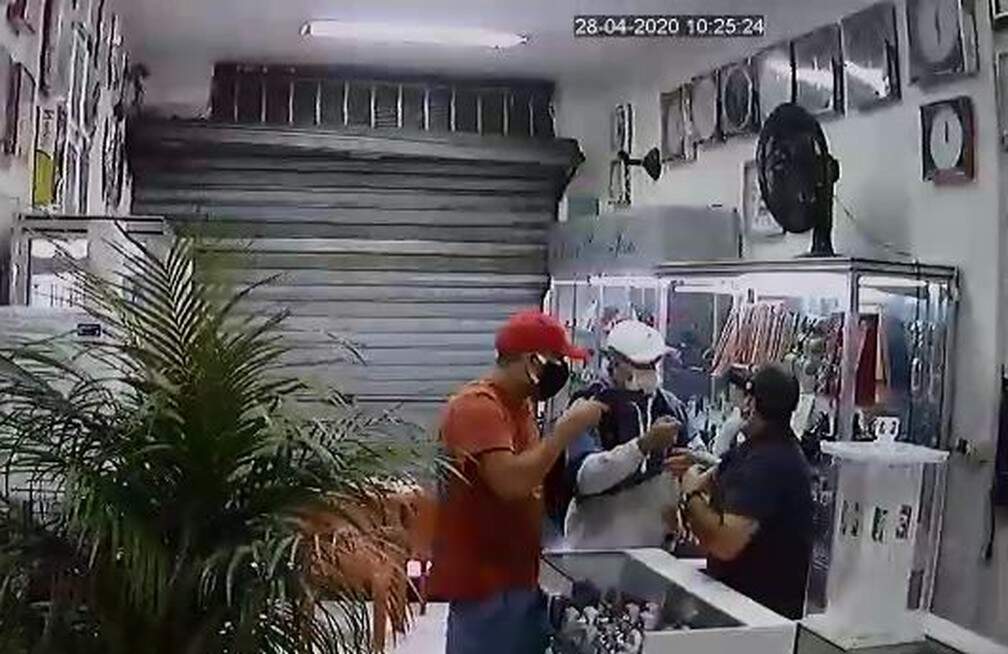 Bandidos usam máscaras de proteção para cometer assaltos
