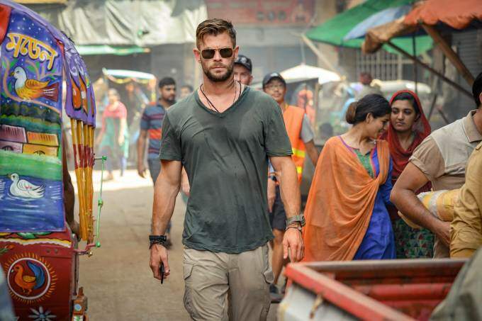 O ator Chris Hemsworth corresponde com boa atuação, carisma e lutas bem coreografadas