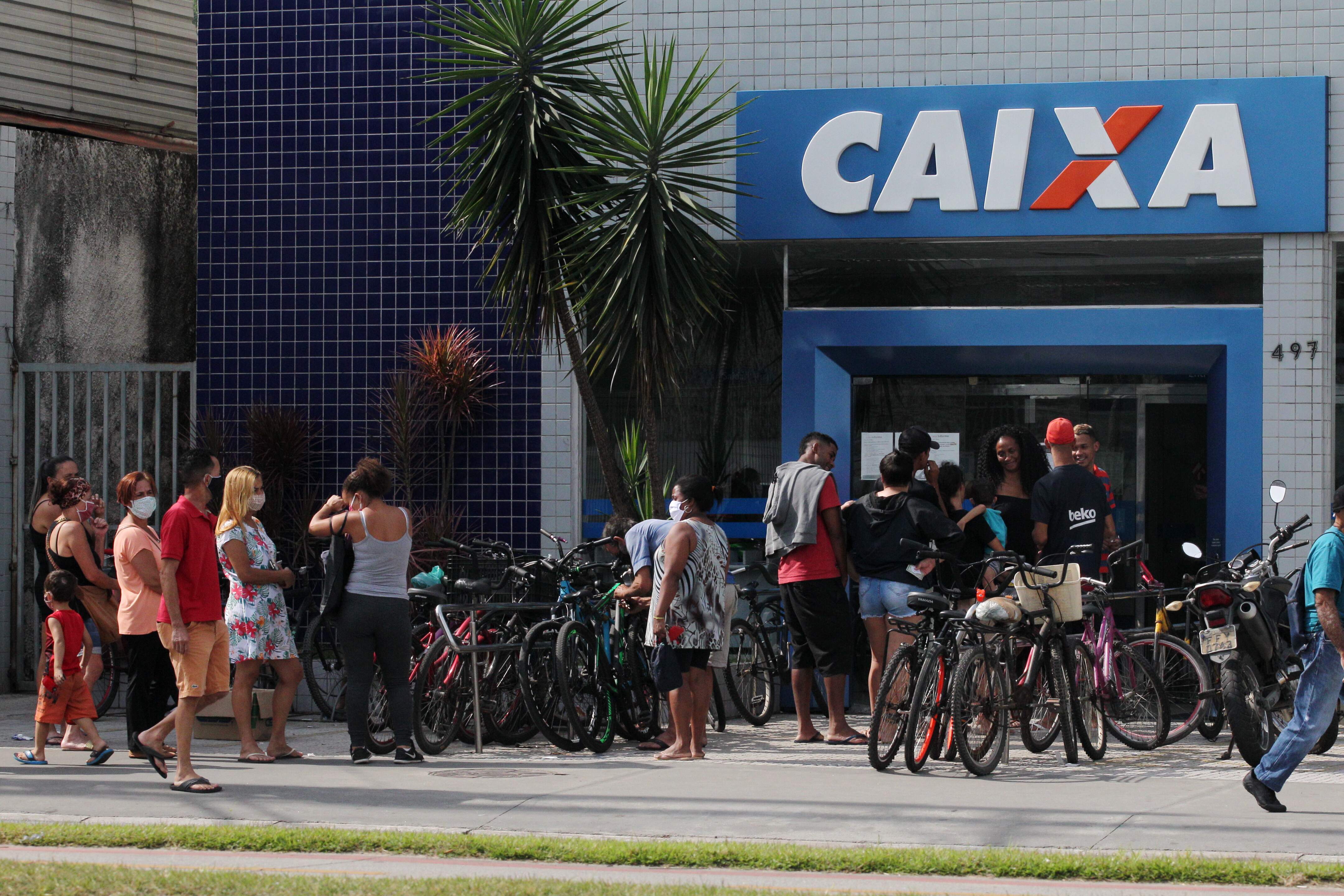 Munícipes vem enfrentando longas filas para receber auxílio emergencial em agências da Caixa