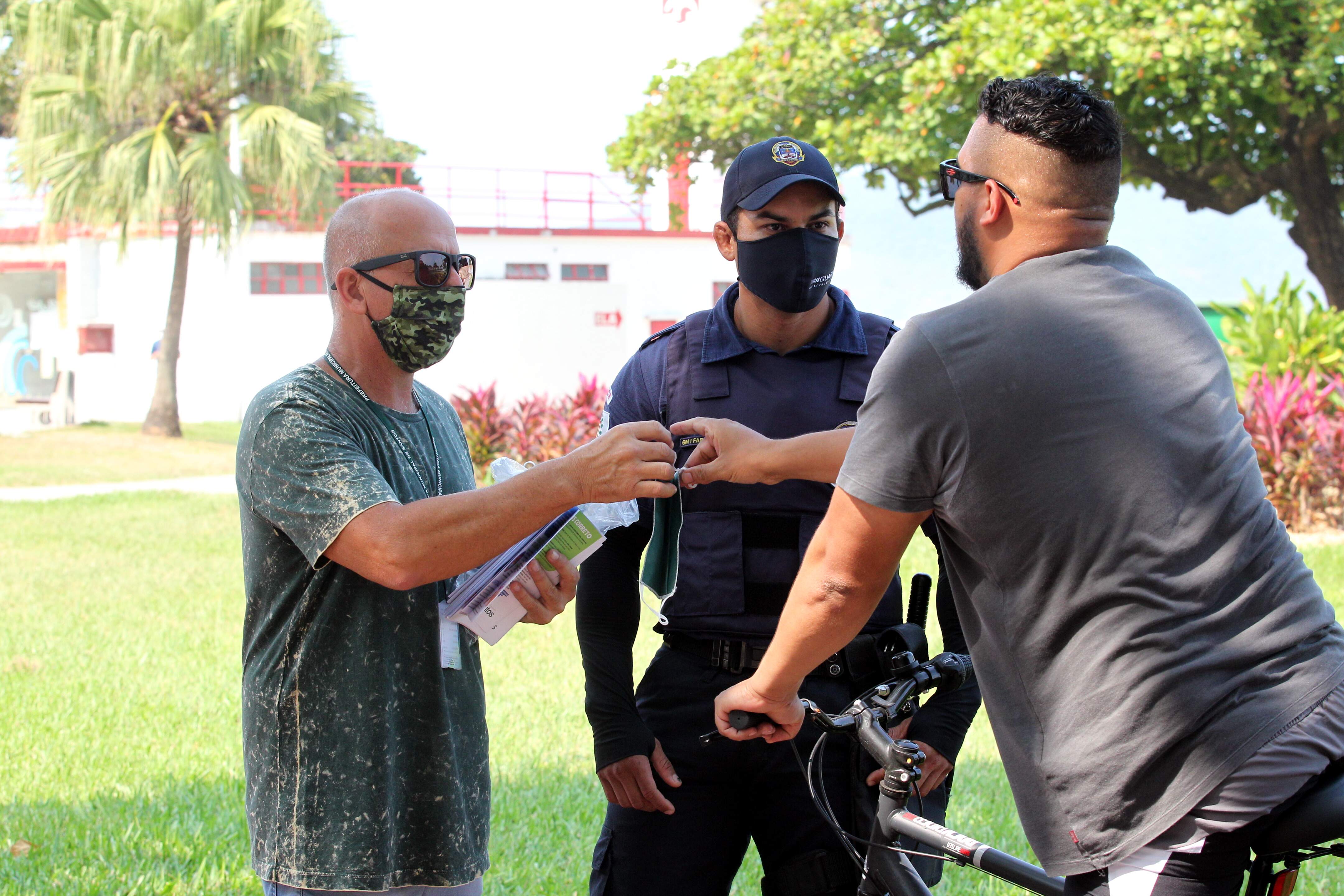 Equipes distribuíram máscaras para munícipes que percorriam a orla da cidade durante o fim de semana 