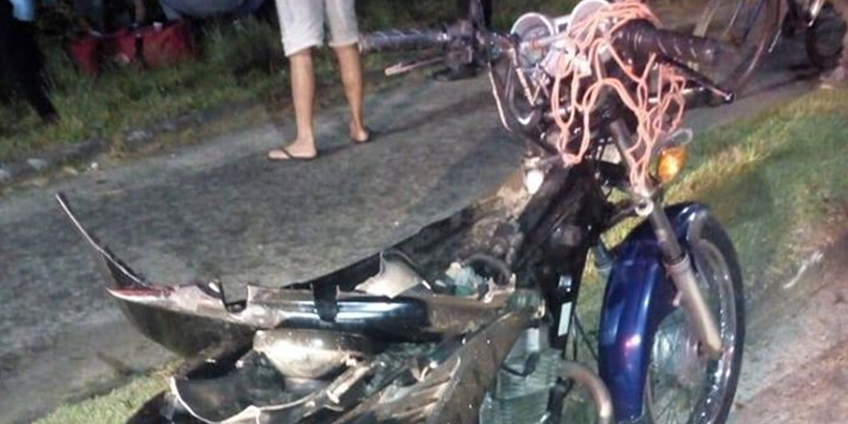 Após colisão, moto do jovem de 20 anos ficou destruída