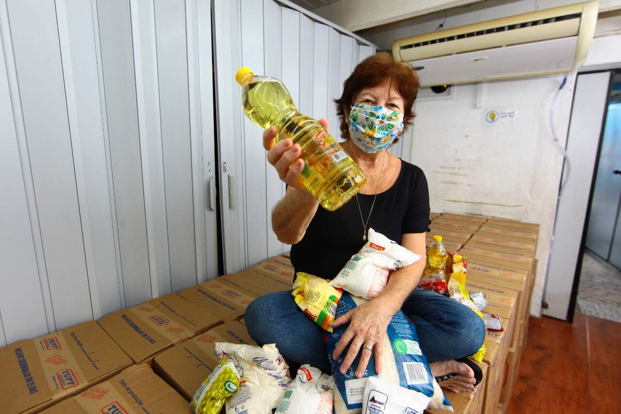 Diretora-presidente da Casa Vó Benedita recebe a doação das 151 cestas básicas arrecadadas