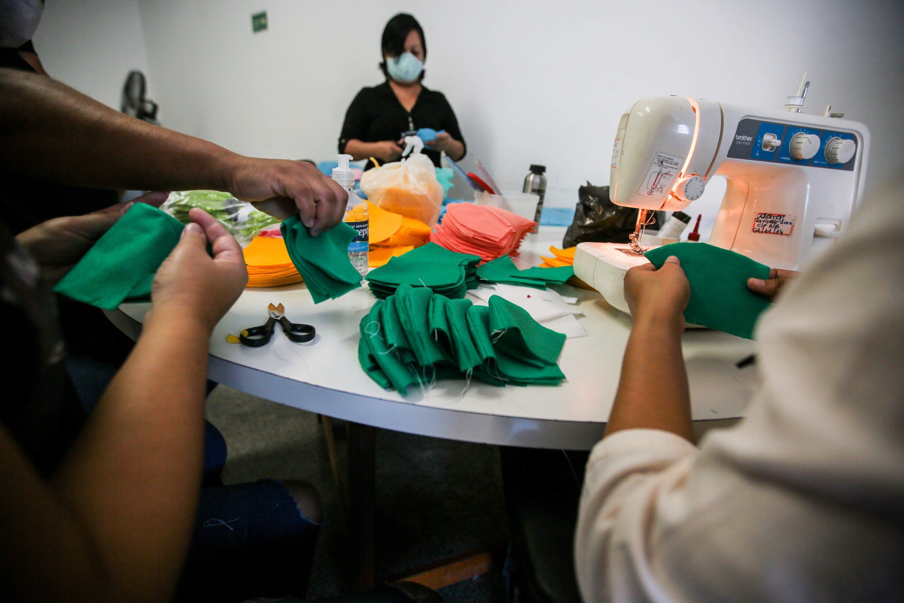 Cerca de 130 voluntários produzem máscaras de pano com material doado