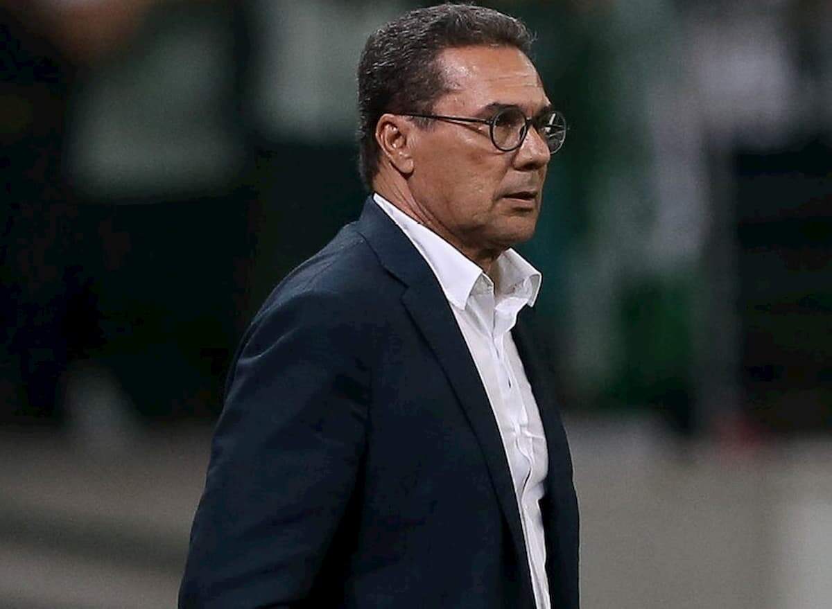 O treinador está sem clube desde que foi demitido do Palmeiras em outubro