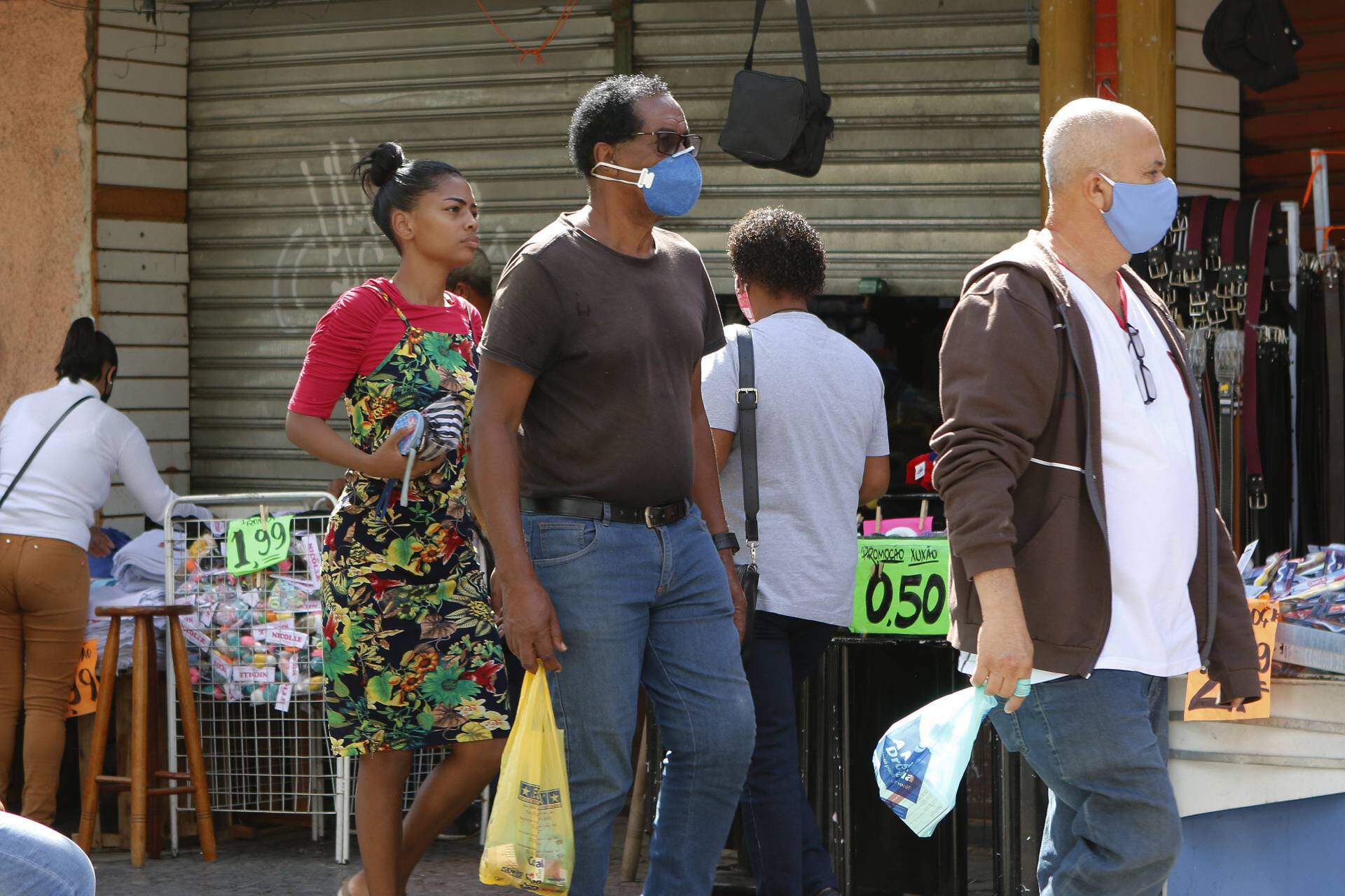 Movimentação nas ruas de Santa Cruz, Zona Oeste do Rio de Janeiro, em meio a pandemia