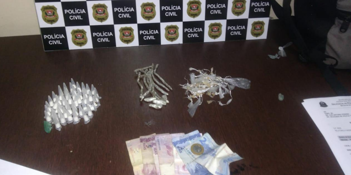 49 “eppendorfs” de cocaína, 13 porções de maconha, 58 pedras de crack e dinheiro foram apreendidos