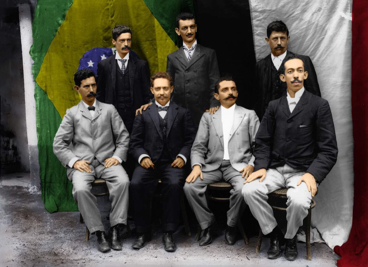 Equipe do Jornal A Tribuna em 1903 Colorizada por Tainá Subtil 