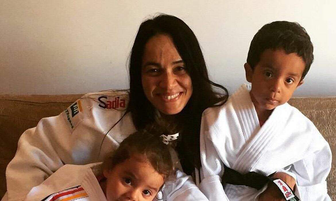 Rosicleia Campos com seus dois filhos