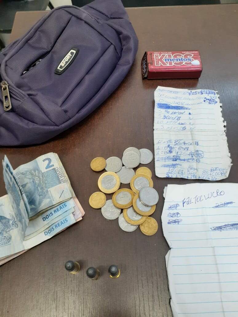 Policiais surpreenderam o homem que vendia drogas no bairro Caraguava
