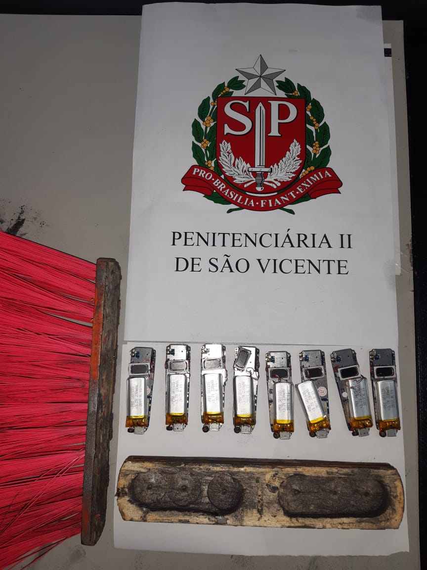Irmão de detento envia 8 micro celulares escondidos em vassoura para penitenciária de São Vicente